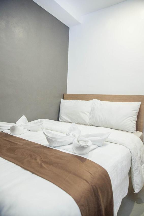 Melbourne Suites Makati City Bagian luar foto