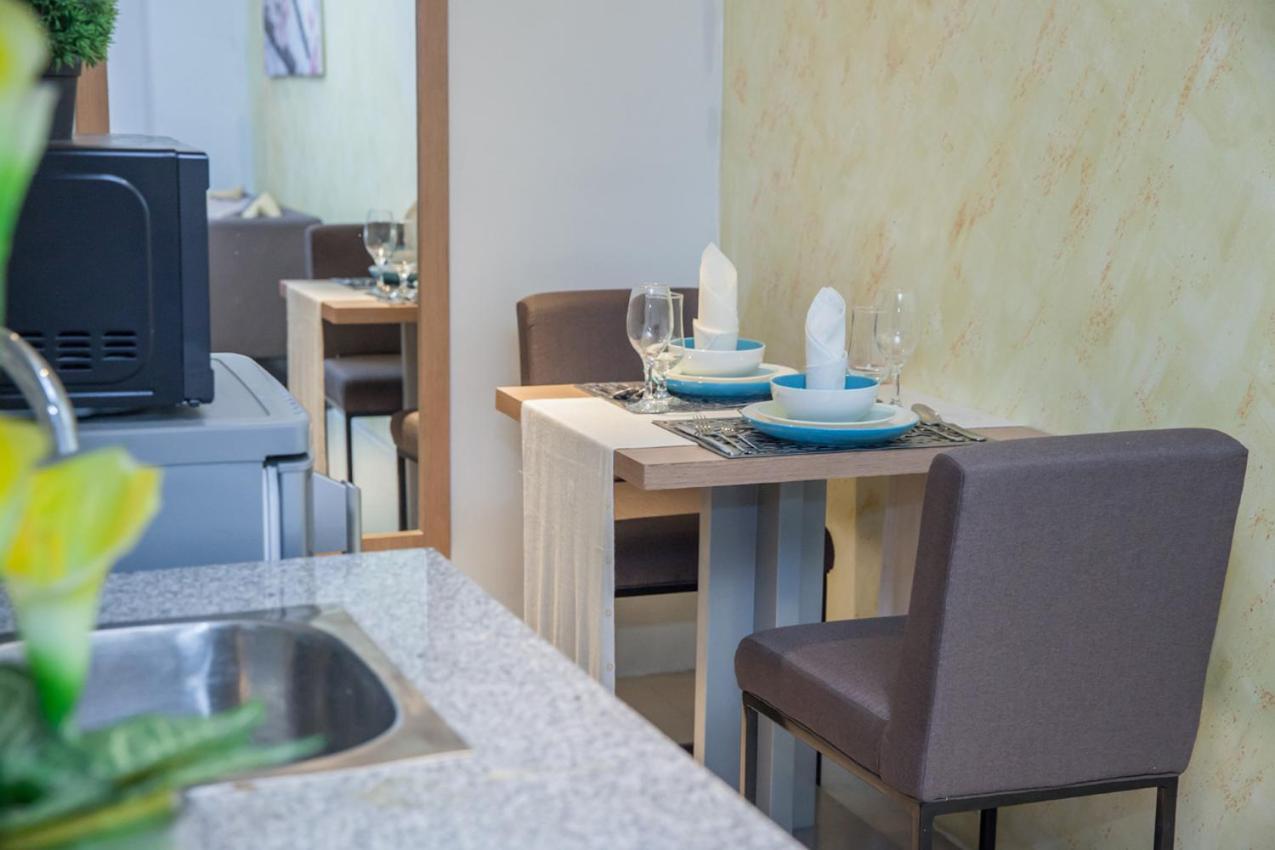 Melbourne Suites Makati City Bagian luar foto