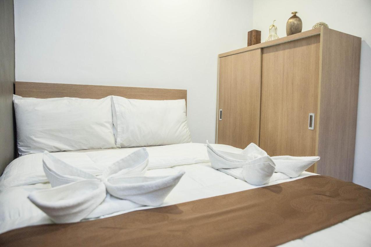 Melbourne Suites Makati City Bagian luar foto