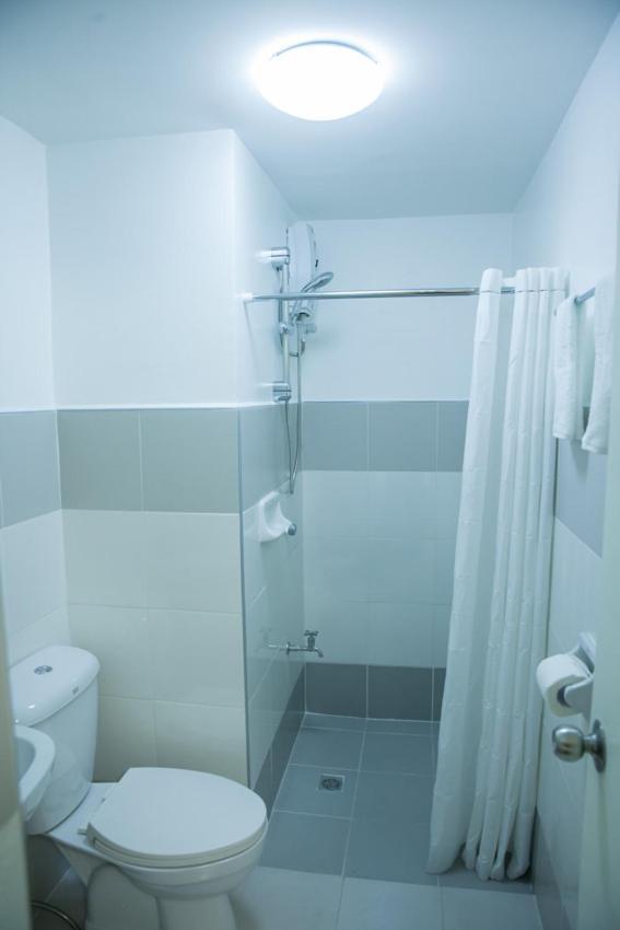 Melbourne Suites Makati City Bagian luar foto