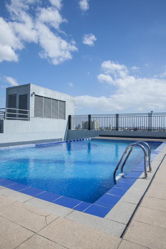 Melbourne Suites Makati City Bagian luar foto