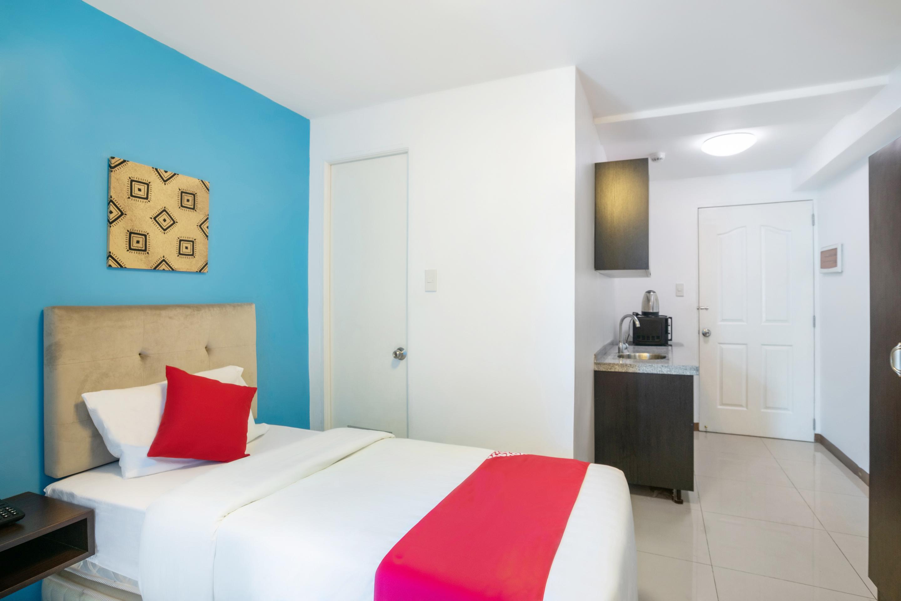 Melbourne Suites Makati City Bagian luar foto