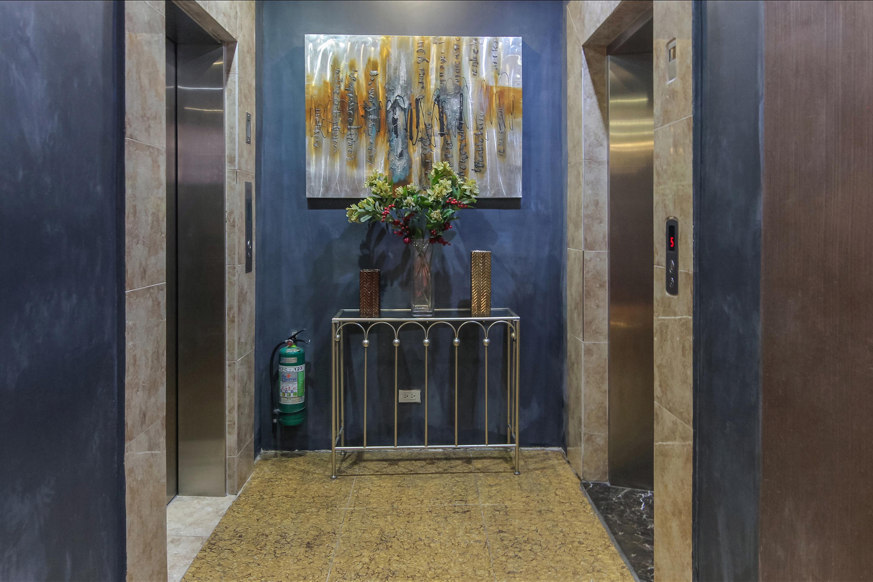 Melbourne Suites Makati City Bagian luar foto